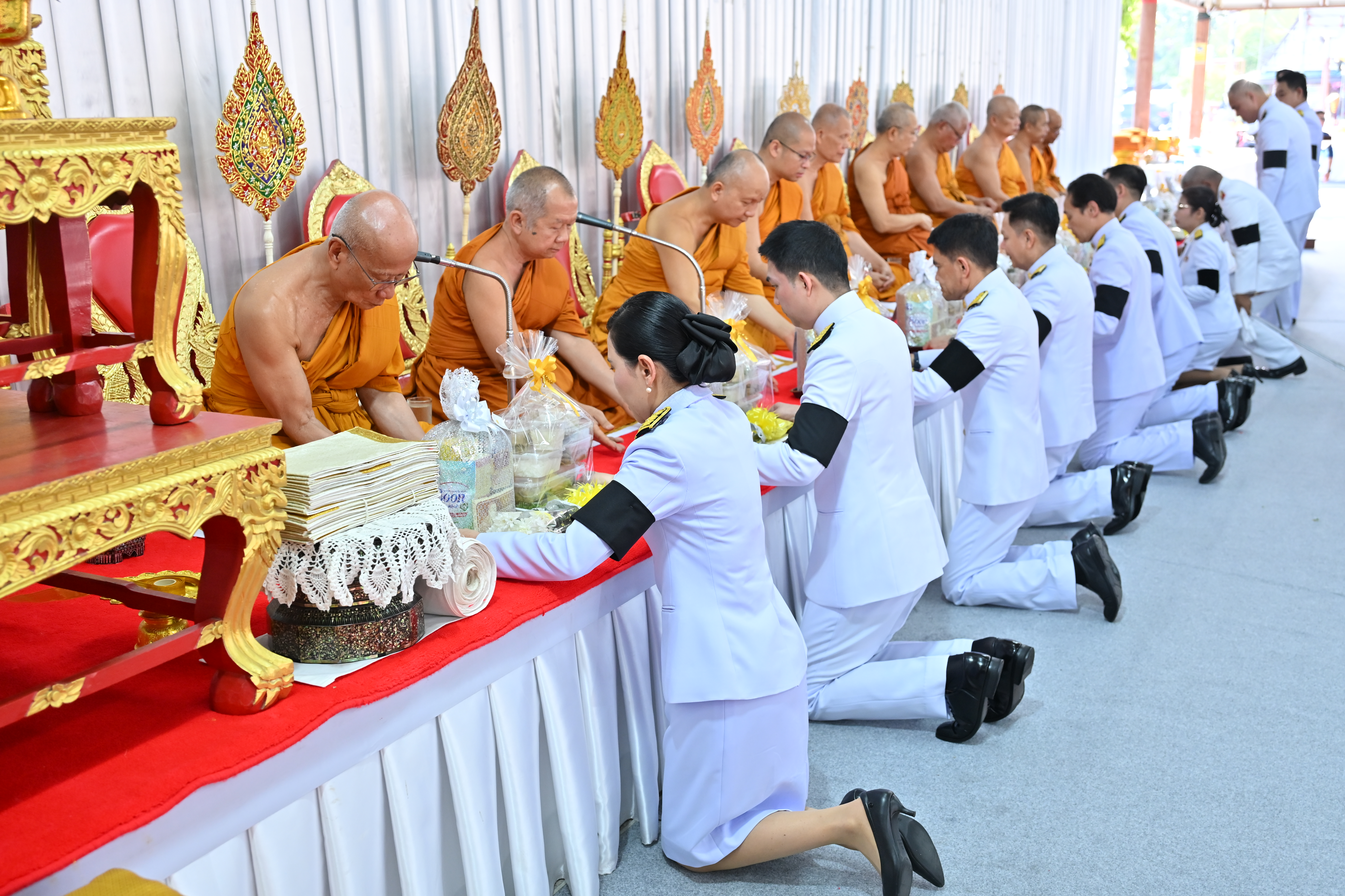 title - ส.ป.ก. นครปฐม เข้าร่วมพิธีสวดพระพุทธมนต์  และพิธีทำบุญตักบาตรถวายพระราชกุศล เนื่องในโอกาสการประกาศยกย่องพระเกียรติคุณ พระราชกรณียกิจ ในวาระครบ 100 ปี สมเด็จพระนางเจ้ารำไพพรรณี พระบรมราชินี ในรัชกาลที่ 7 